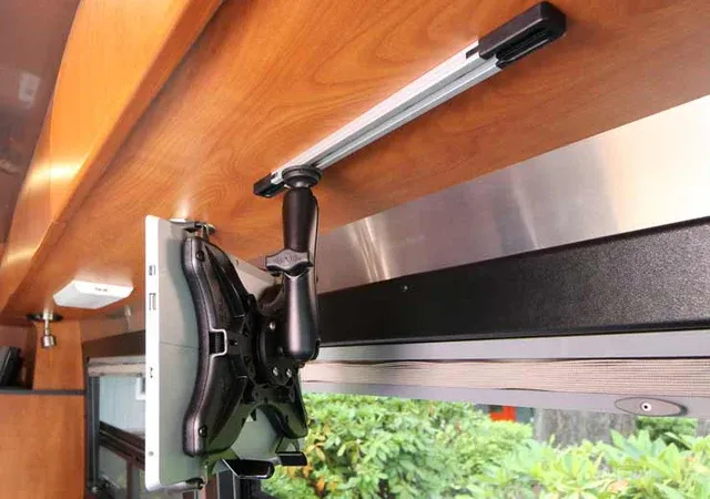 RAM Tough-Track met tablet houder gemonteerd in camper